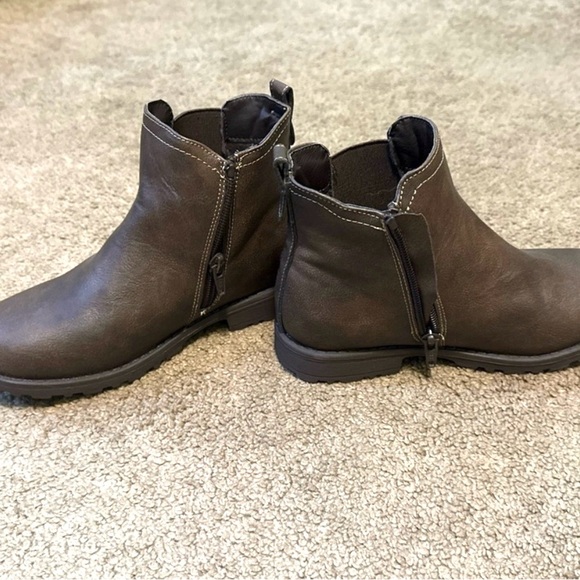 The Children’s Place, Boys Chelsea Boots - Brown- Size 2 - Picture 2 of 6